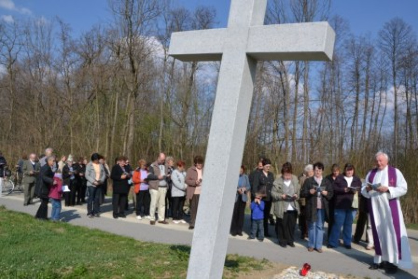 Hotiza - Križev pot ob Halasovi poti