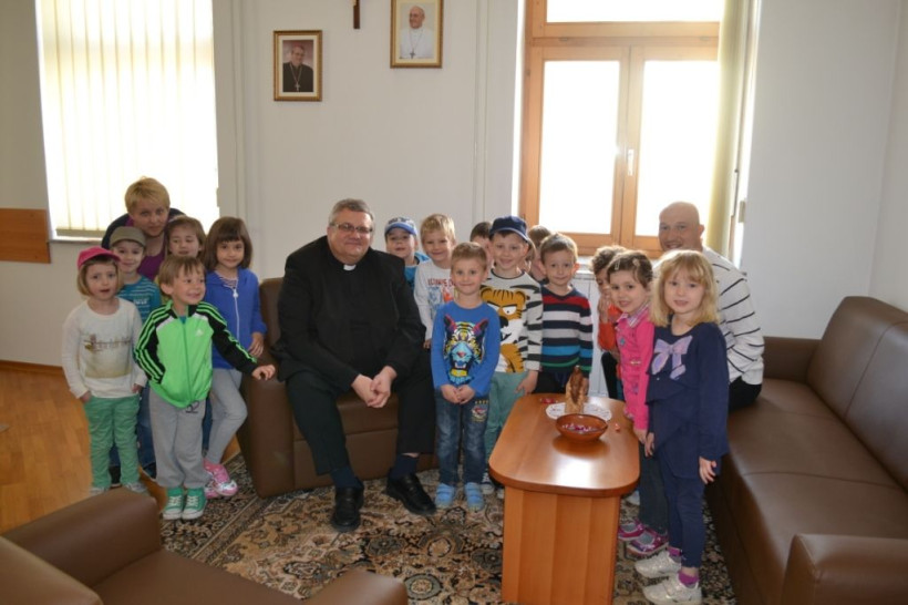 Otroci iz vrtca Gozdiček na obisku pri g. škofu
