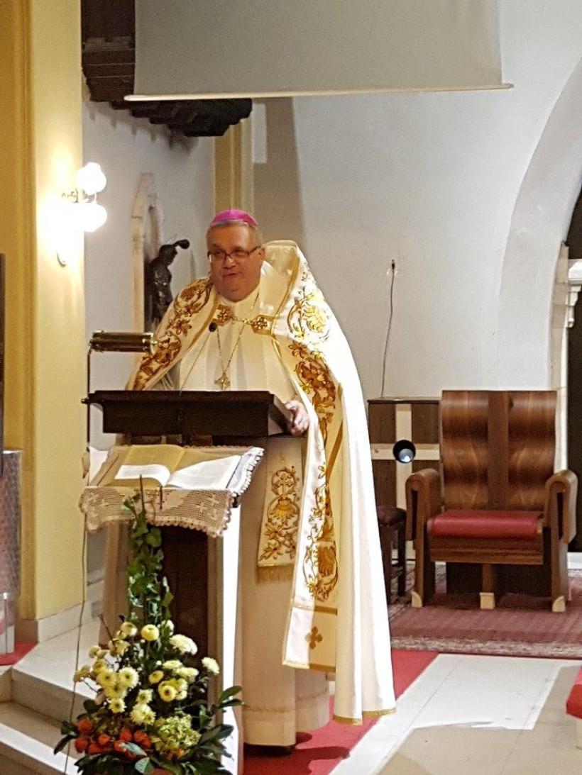 V noči čarovnic so mladi molili