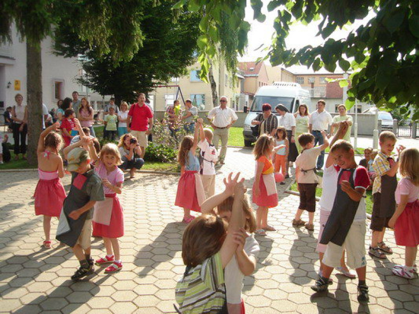 Veselje v stolnici in na škofijskem dvorišču