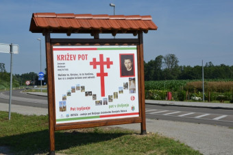 Hotiza - postavitev table za križev pot